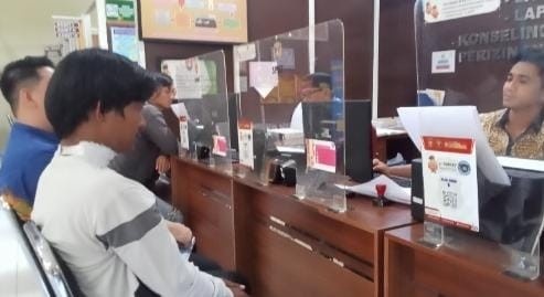 Achmad Fikri (28), seorang Satpam di Kota Palembang, melapor ke polisi karena lehernya nyaris putus akibat terjerat kabel jaringan internet, Rabu (7/8/2024). Foto: Sumselheadline/Ela.