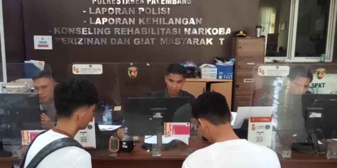 Dua pelajar asal OKI melapor ke Polrestabes karena di begal, Sabtu (10/8/2024). Foto: Sumselheadline/Ela.