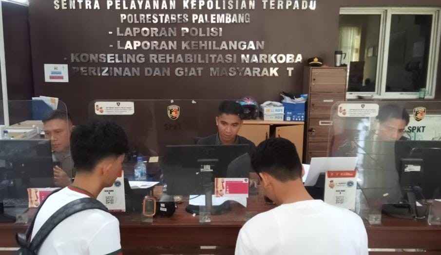 Dua pelajar asal OKI melapor ke Polrestabes karena di begal, Sabtu (10/8/2024). Foto: Sumselheadline/Ela.