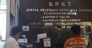 Asrun melapor ke Polrestabes Palembang atas kematian kakanya yang dinilai janggal, Minggu (18/8/2024). Foto: Sumselheadline/Ela.