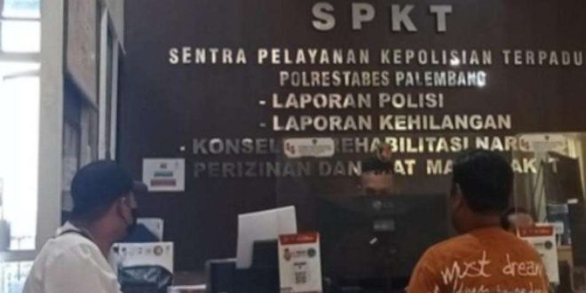 Asrun melapor ke Polrestabes Palembang atas kematian kakanya yang dinilai janggal, Minggu (18/8/2024). Foto: Sumselheadline/Ela.