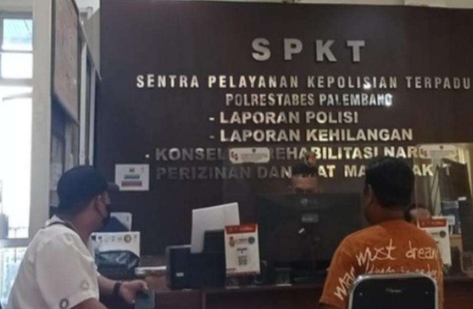 Asrun melapor ke Polrestabes Palembang atas kematian kakanya yang dinilai janggal, Minggu (18/8/2024). Foto: Sumselheadline/Ela.