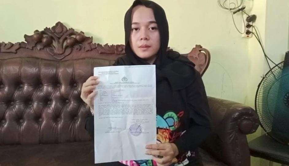 Yora melaporkan babysitter-nya ke Polrestabes Palembang, Jumat (23/8/2024). Foto: Sumselheadline/Ela.