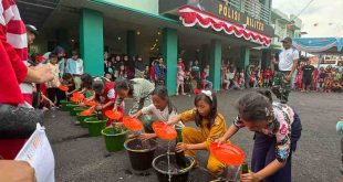 Anak-anak antusias ikut lomba memasukkan air dalam botol di halaman subdenpom, Sekayu, Minggu (188/2024). Foto: Kominfo Muba.