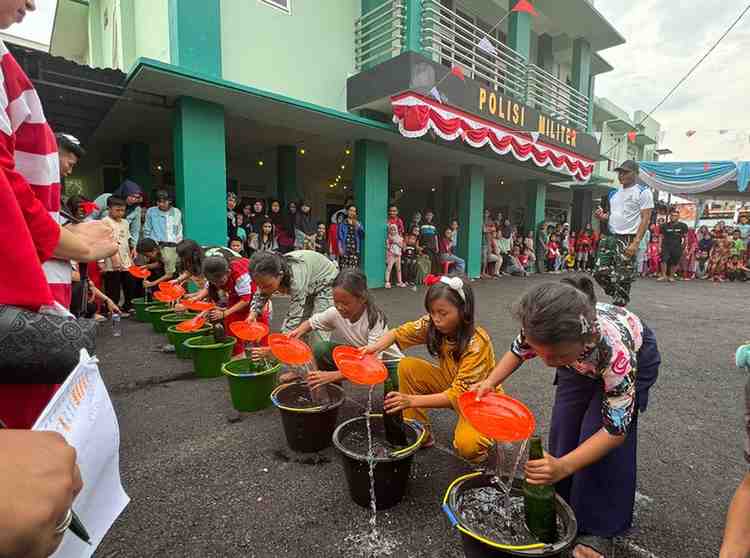 Anak-anak antusias ikut lomba memasukkan air dalam botol di halaman subdenpom, Sekayu, Minggu (188/2024). Foto: Kominfo Muba.