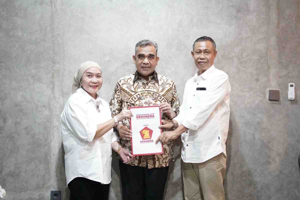 Surat rekomendasi Partai Gerindra pada Hj Lucianty diserahkan Sekretaris Jenderal Dewan Pimpinan Pusat (DPP) Partai Gerindra, H Ahmad Muzani di Jakarta, Senin (5/8/2024). Foto: Dok Tim Lucy