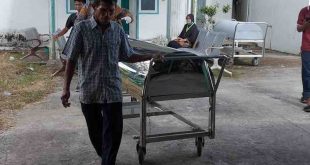 Petugas mengevakuasi jenazah Yogi, tahanan Lapas Pakjo Palembang yang ditemukan meninggal dunia, Kamis (1/8/2024). Foto: Dok Polisi.