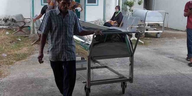 Petugas mengevakuasi jenazah Yogi, tahanan Lapas Pakjo Palembang yang ditemukan meninggal dunia, Kamis (1/8/2024). Foto: Dok Polisi.