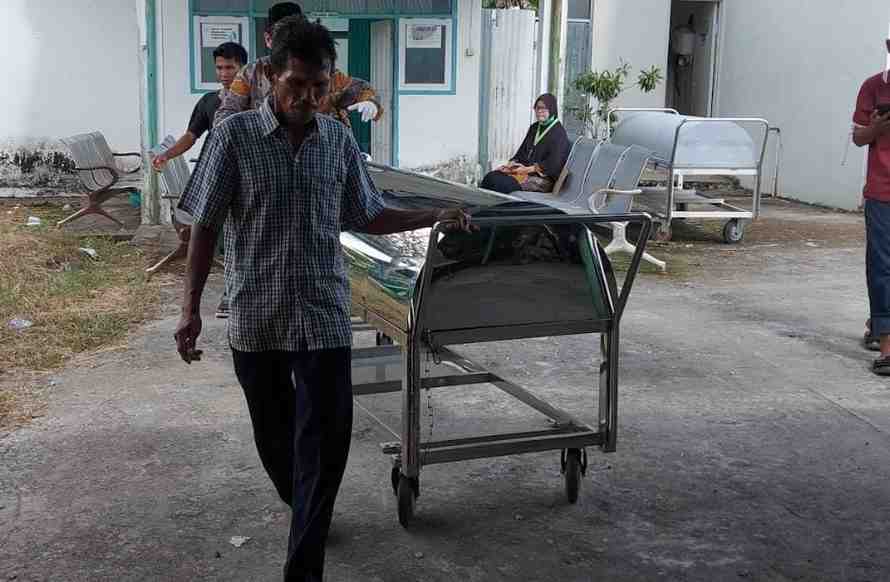 Petugas mengevakuasi jenazah Yogi, tahanan Lapas Pakjo Palembang yang ditemukan meninggal dunia, Kamis (1/8/2024). Foto: Dok Polisi.