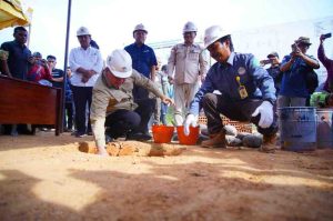 Menteri Koperasi UKM RI Teten Masduki bersama Pj Bupati Muba H Sandi Fahlepi, melakukan peletakan batu pertama pembangunan pabrik minyak makan merah di Babat Toman, Jumat (2/8/2024). Foto: Kominfo Muba.