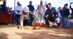 Menteri Koperasi UKM RI Teten Masduki bersama Pj Bupati Muba H Sandi Fahlepi, melakukan peletakan batu pertama pembangunan pabrik minyak makan merah di Babat Toman, Jumat (2/8/2024). Foto: Kominfo Muba.