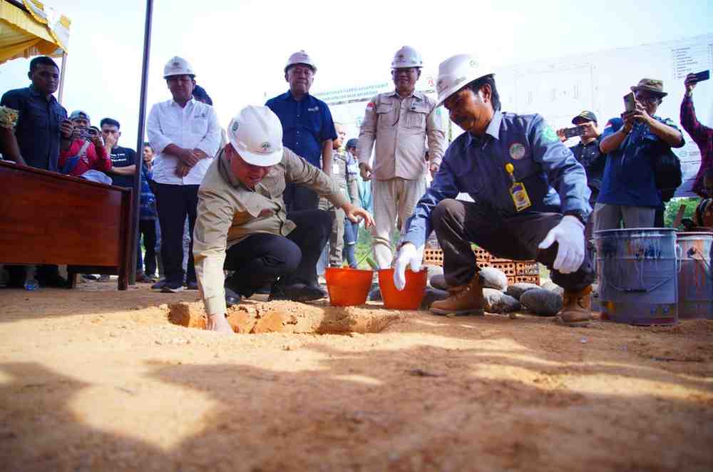 Menteri Koperasi UKM RI Teten Masduki bersama Pj Bupati Muba H Sandi Fahlepi, melakukan peletakan batu pertama pembangunan pabrik minyak makan merah di Babat Toman, Jumat (2/8/2024). Foto: Kominfo Muba.