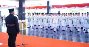 Pj Bupati Muba, Sandi Fahlepi mengukuhkan anggota Paskibaraka Muba 2024, Kamis (15/8/2024). Foto: Kominfo Muba.