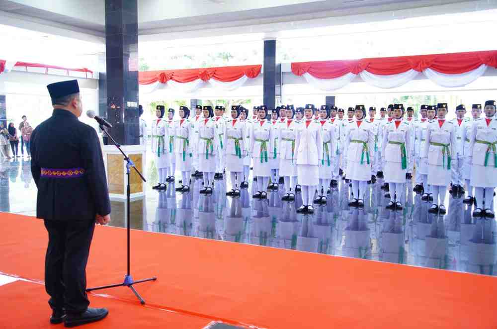 Pj Bupati Muba, Sandi Fahlepi mengukuhkan anggota Paskibaraka Muba 2024, Kamis (15/8/2024). Foto: Kominfo Muba.