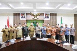 Asisten Perekonomian dan Pembangunan Pemkab Muba, Andi Wijaya Busroh menerima kunjungan kerja tim koordinasi kerjasama daerah (TKKSD) Kabupaten Rejang Lebong Provinsi Bengkulu dalam rangka penjajakan kerjasama di ruang rapat Serasan Sekate, Selasa (27/08/2024). Foto: Kominfo MUba.