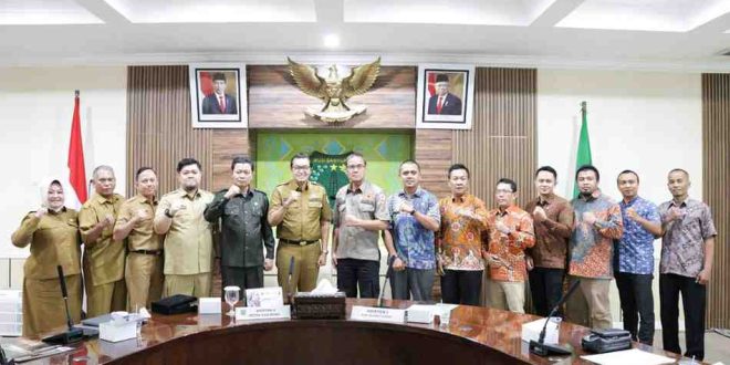Asisten Perekonomian dan Pembangunan Pemkab Muba, Andi Wijaya Busroh menerima kunjungan kerja tim koordinasi kerjasama daerah (TKKSD) Kabupaten Rejang Lebong Provinsi Bengkulu dalam rangka penjajakan kerjasama di ruang rapat Serasan Sekate, Selasa (27/08/2024). Foto: Kominfo MUba.