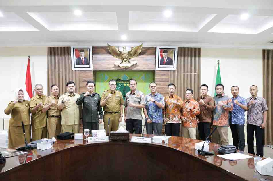 Asisten Perekonomian dan Pembangunan Pemkab Muba, Andi Wijaya Busroh menerima kunjungan kerja tim koordinasi kerjasama daerah (TKKSD) Kabupaten Rejang Lebong Provinsi Bengkulu dalam rangka penjajakan kerjasama di ruang rapat Serasan Sekate, Selasa (27/08/2024). Foto: Kominfo MUba.