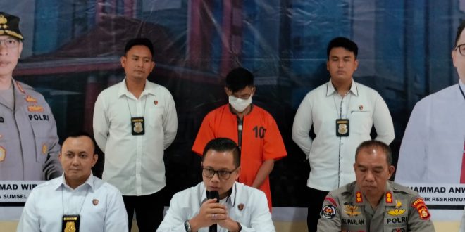 Oknum ASN sebuah PTN di Palembang (baju orange), ditahan karena berbuat asusial terhadap mahasiswa, Rabu (28/8/2024). Foto: Sumselheadline/Ela.