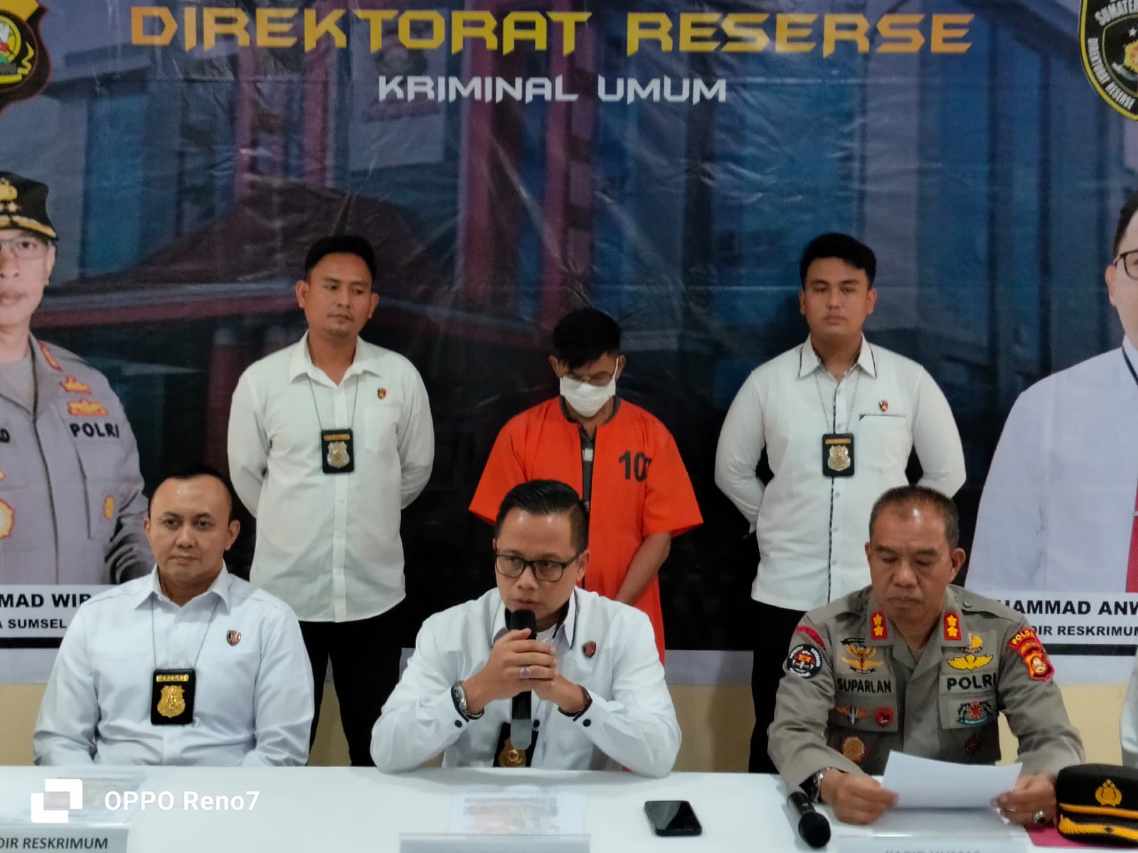 Oknum ASN sebuah PTN di Palembang (baju orange), ditahan karena berbuat asusial terhadap mahasiswa, Rabu (28/8/2024). Foto: Sumselheadline/Ela.