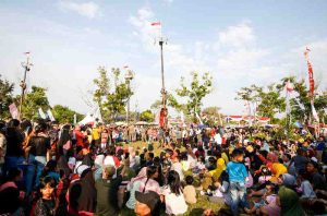 Suasana lemba panjat pinang di halaman rumah dinas Bupati Muba, Jumat (16/8/2024). Foto: Kominfo Muba.