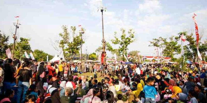 Suasana lemba panjat pinang di halaman rumah dinas Bupati Muba, Jumat (16/8/2024). Foto: Kominfo Muba.