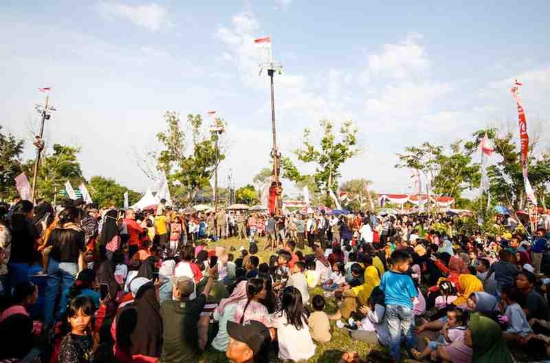 Suasana lemba panjat pinang di halaman rumah dinas Bupati Muba, Jumat (16/8/2024). Foto: Kominfo Muba.