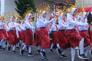 Para siswi SD tampak antusias mengikuti lomba baris berbaris di Kota Sekayu, dalam, rangka HUT RI, Selasa (13/8/2024). Foto: Kominfo Muba.