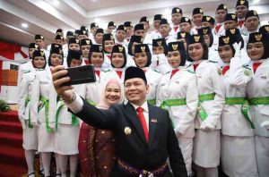Pj Gubernur Sumsel, Eelen Setiadi bersama para paskibraka Sumsel, Kamis (15/8/2024). Foto: Humas Pemprov Sumsel.