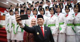 Pj Gubernur Sumsel, Eelen Setiadi bersama para paskibraka Sumsel, Kamis (15/8/2024). Foto: Humas Pemprov Sumsel.