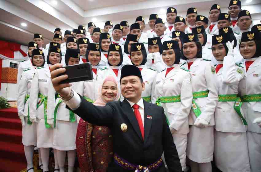 Pj Gubernur Sumsel, Eelen Setiadi bersama para paskibraka Sumsel, Kamis (15/8/2024). Foto: Humas Pemprov Sumsel.