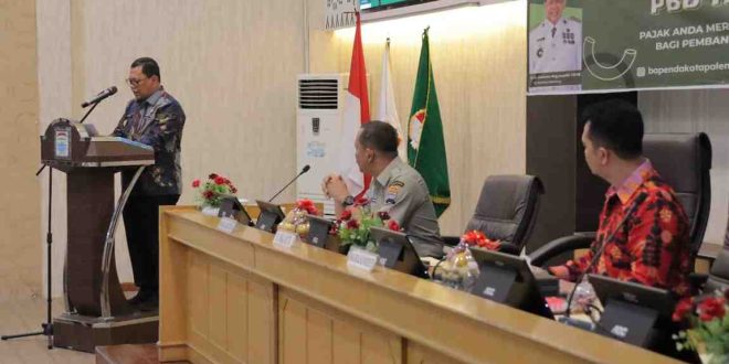 Pj Walikota Palembang saat memimpin rapat koordinasi tentang realisasi pendapatan daerah, Senin (5/8/2024). Foto: Kominfo Palembang.
