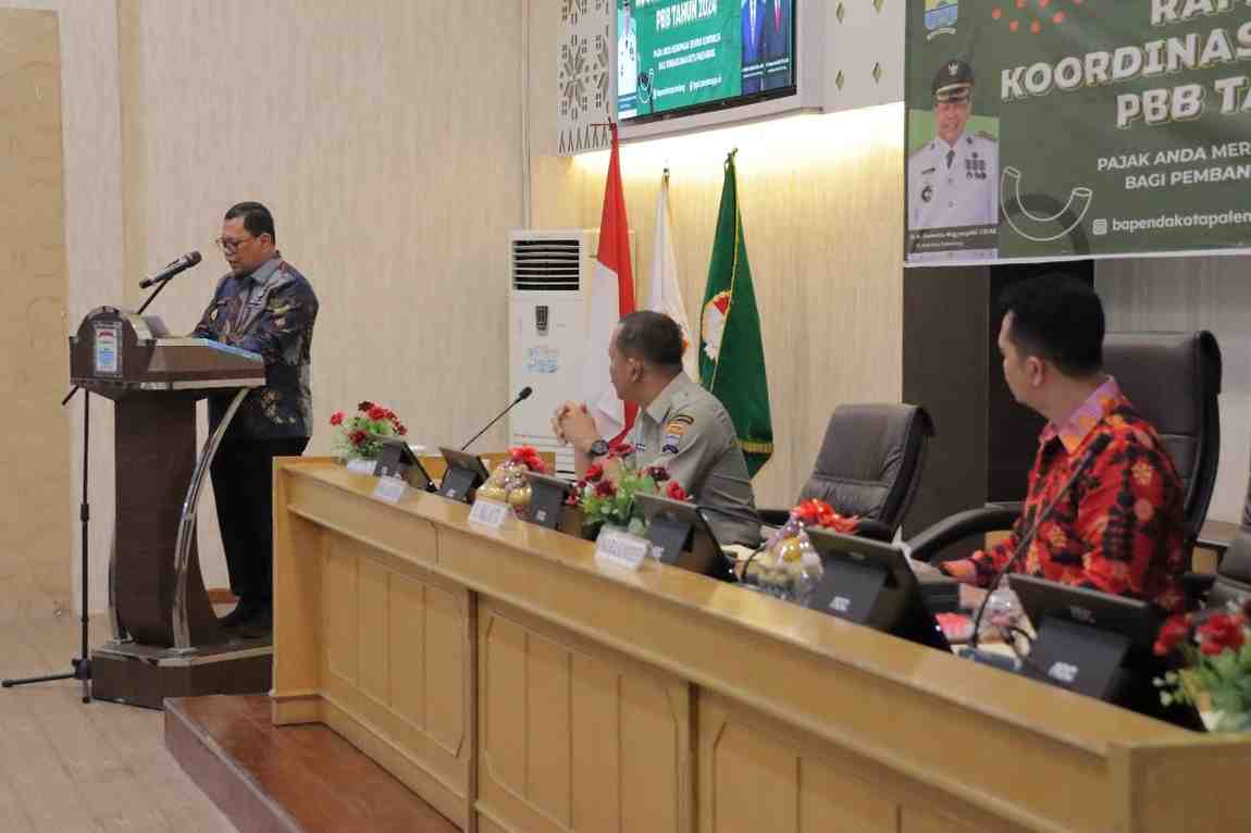 Pj Walikota Palembang saat memimpin rapat koordinasi tentang realisasi pendapatan daerah, Senin (5/8/2024). Foto: Kominfo Palembang.