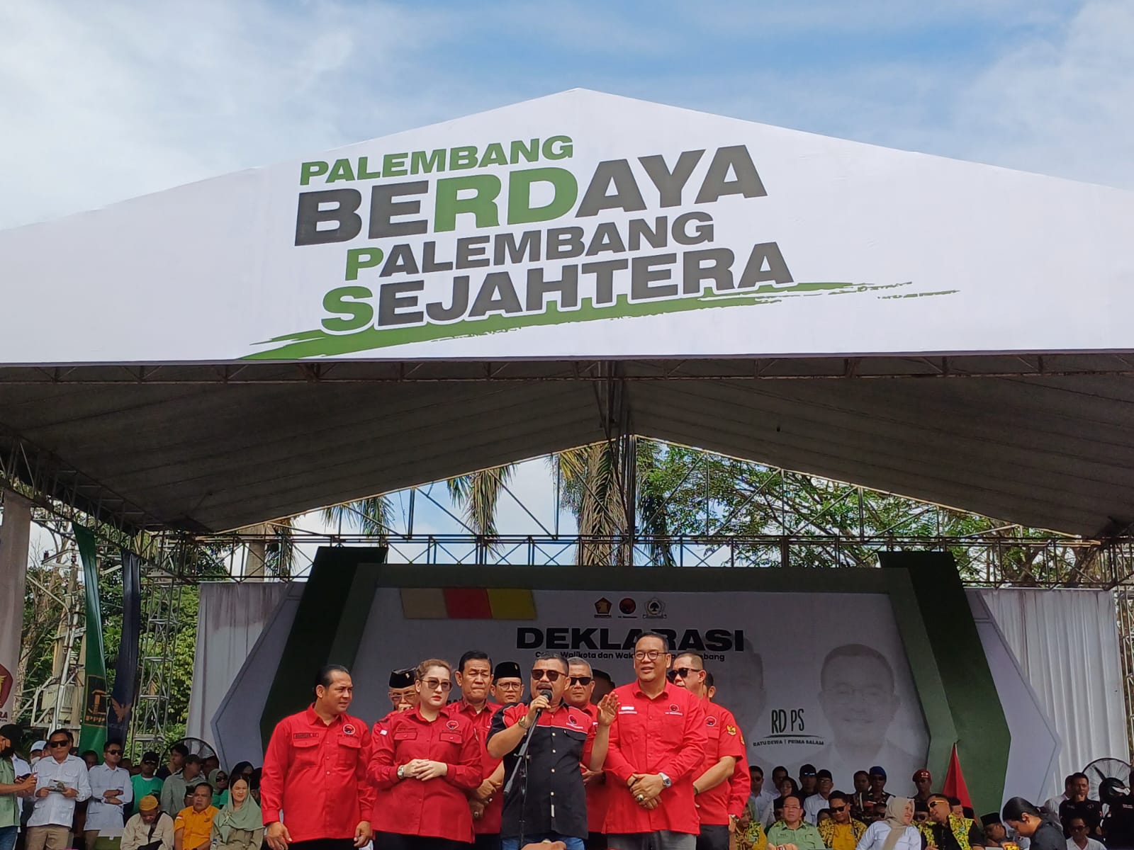 Ketua PDIP Palembang, Yulian Gunhar dan pengurus PDIP, Kamis (29/8/2024). Foto: Sumselheadline/Pitria.