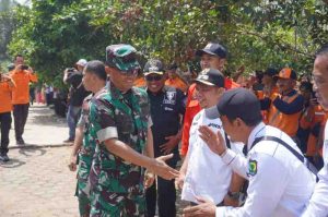 Dalam rangka cek kesiapan Karhutlah, Pangdam II/Sriwijaya Mayjen TNI Mohammad Naudi Nurdika melakukan kunjungan ke Desa Muara Medak Kecamatan Bayung Lencir Kabupaten Musi Banyuasin, Rabu (14/8/2024). Foto: Dok Kominfo Muba.