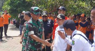 Dalam rangka cek kesiapan Karhutlah, Pangdam II/Sriwijaya Mayjen TNI Mohammad Naudi Nurdika melakukan kunjungan ke Desa Muara Medak Kecamatan Bayung Lencir Kabupaten Musi Banyuasin, Rabu (14/8/2024). Foto: Kominfo Muba.