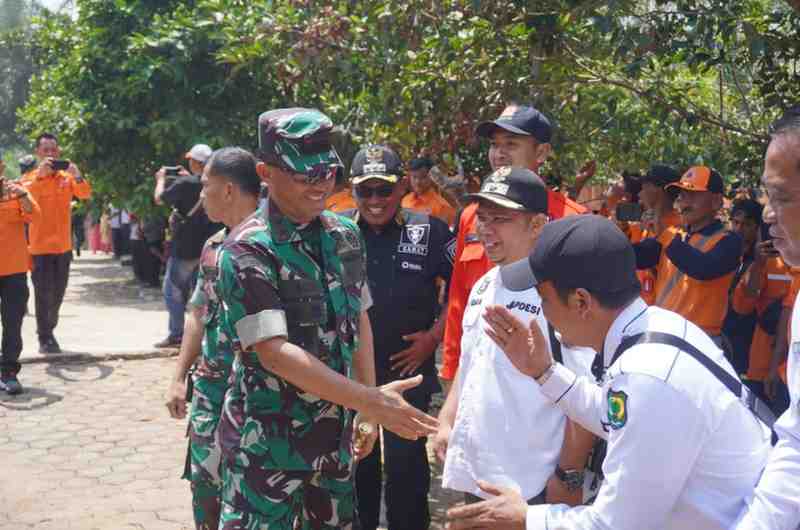 Dalam rangka cek kesiapan Karhutlah, Pangdam II/Sriwijaya Mayjen TNI Mohammad Naudi Nurdika melakukan kunjungan ke Desa Muara Medak Kecamatan Bayung Lencir Kabupaten Musi Banyuasin, Rabu (14/8/2024). Foto: Dok Kominfo Muba.