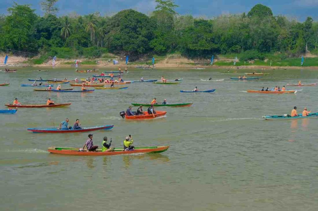 Para peserta lomba perahu ketek nelayan di Sungai Musi Desa Lumpatan, Kecamatan Sekayu, Muba, Rabu (21/8/2024). Foto: Kominfo Muba.