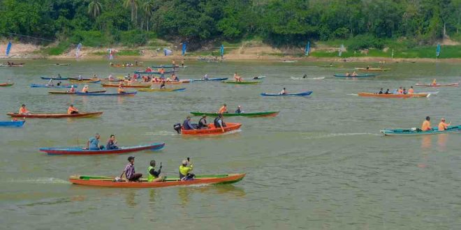 Para peserta lomba perahu ketek nelayan di Sungai Musi Desa Lumpatan, Kecamatan Sekayu, Muba, Rabu (21/8/2024). Foto: Kominfo Muba.
