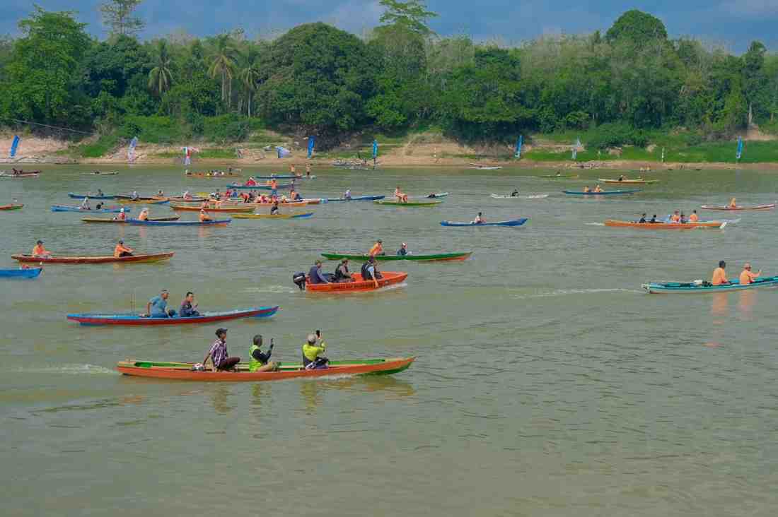 Para peserta lomba perahu ketek nelayan di Sungai Musi Desa Lumpatan, Kecamatan Sekayu, Muba, Rabu (21/8/2024). Foto: Kominfo Muba.