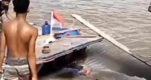 Sebuah kapal barang tenggelam di Sungai Musi, Palembang, Jumat (23/8/2024). Foto: screenshot medsos.