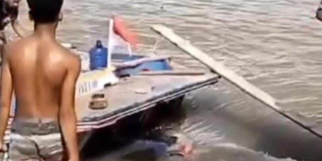 Sebuah kapal barang tenggelam di Sungai Musi, Palembang, Jumat (23/8/2024). Foto: screenshot medsos.