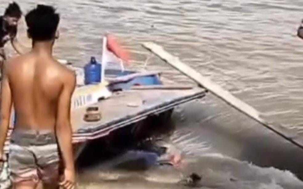 Sebuah kapal barang tenggelam di Sungai Musi, Palembang, Jumat (23/8/2024). Foto: screenshot medsos.
