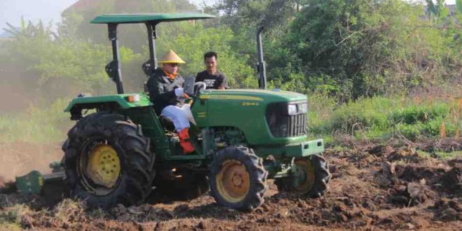 Pj Walikota Palembang, A Damenta saat mengunjungi penggarapan lahan pertanian di Gandus, Jumat (2/7/2024). Foto: Kominfo Palembang.