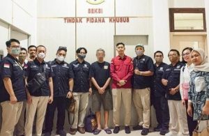 Penyidik Pegawai Negeri Sipil (PPNS) Kantor Wilayah DJP Sumatera Selatan dan Bangka Belitung bersama Koordinator Pengawas PPNS Polda Sumsel menyerahkan tersangka ARS dan barang bukti kepada Jaksa Penuntut Umum (JPU) Kejati Sumsel untuk ke tahap penuntutan, Kamis (1/8/2024). Foto: Dok Humas Polda Sumsel.