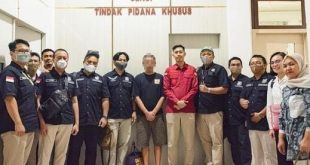 Penyidik Pegawai Negeri Sipil (PPNS) Kantor Wilayah DJP Sumatera Selatan dan Bangka Belitung bersama Koordinator Pengawas PPNS Polda Sumsel menyerahkan tersangka ARS dan barang bukti kepada Jaksa Penuntut Umum (JPU) Kejati Sumsel untuk ke tahap penuntutan, Kamis (1/8/2024). Foto: Dok Humas Polda Sumsel.