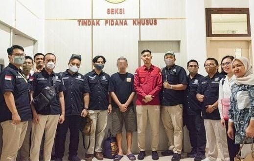 Penyidik Pegawai Negeri Sipil (PPNS) Kantor Wilayah DJP Sumatera Selatan dan Bangka Belitung bersama Koordinator Pengawas PPNS Polda Sumsel menyerahkan tersangka ARS dan barang bukti kepada Jaksa Penuntut Umum (JPU) Kejati Sumsel untuk ke tahap penuntutan, Kamis (1/8/2024). Foto: Dok Humas Polda Sumsel.