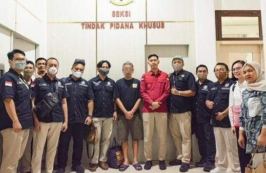 Penyidik Pegawai Negeri Sipil (PPNS) Kantor Wilayah DJP Sumatera Selatan dan Bangka Belitung bersama Koordinator Pengawas PPNS Polda Sumsel menyerahkan tersangka ARS dan barang bukti kepada Jaksa Penuntut Umum (JPU) Kejati Sumsel untuk ke tahap penuntutan, Kamis (1/8/2024). Foto: Dok Humas Polda Sumsel.