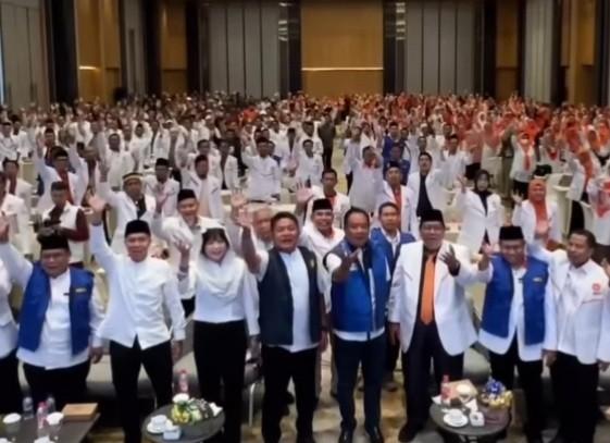 Hermanb Deru dan Cik Ujang bersama Ketua PKS Sumsel, MUhammad Toha dan ketua dan pengurus PKS se-Sumsel dalam acara bertajuk konsolidasi PKS Sumsel untuk Pemenangan HDCU, Sabtu (10/8/2024). Foto: Dok PKS Sumsel.