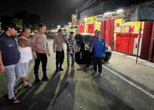 Polisi melakukan olah TKP atas tewasnya Hendriyanto di kawasan Rusun Palembang, Kamis (22/8/2024). Foto: Sumselheadline/Ela.