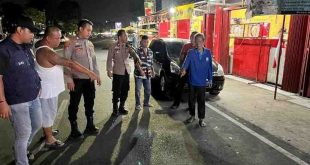 Polisi melakukan olah TKP atas tewasnya Hendriyanto di kawasan Rusun Palembang, Kamis (22/8/2024). Foto: Sumselheadline/Ela.